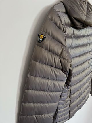 Plumífero corto beige y gris