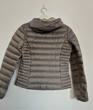 Plumífero corto beige y gris