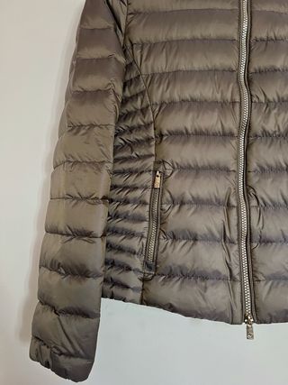 Plumífero corto beige y gris