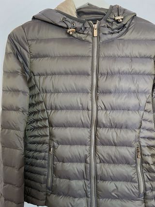 Plumífero corto beige y gris