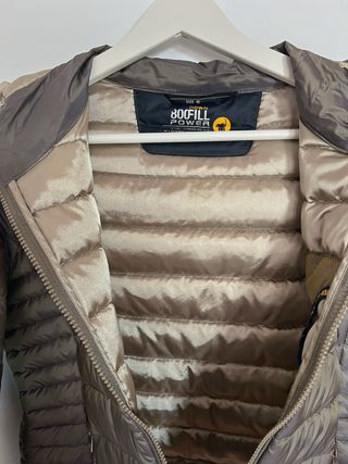 Plumífero corto beige y gris