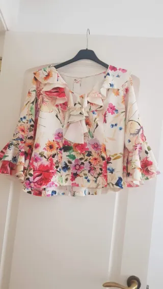 Blusa volantes floral elegante