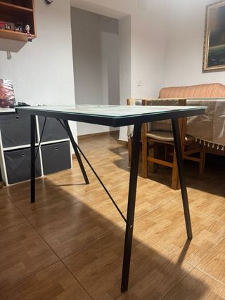 Escritorio de cristal con diseño de madera