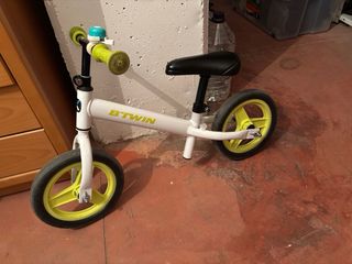 Bici sin pedales Btwin blanca y amarilla