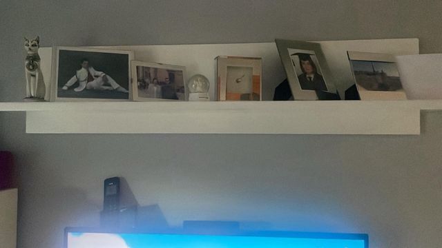 Mueble modular blanco con cajones y vitrina