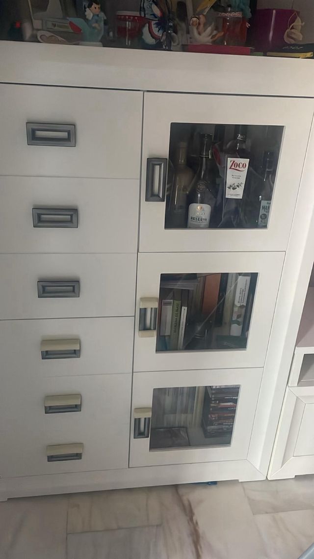 Mueble modular blanco con cajones y vitrina