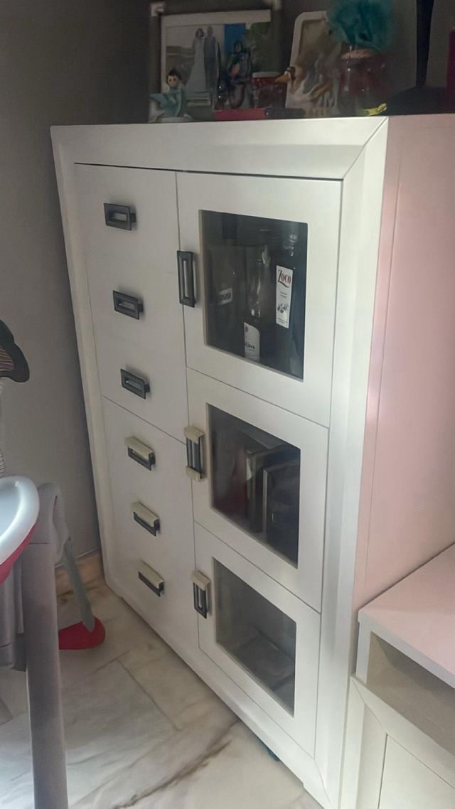 Mueble modular blanco con cajones y vitrina