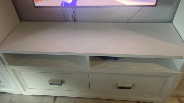 Mueble modular blanco con cajones y vitrina