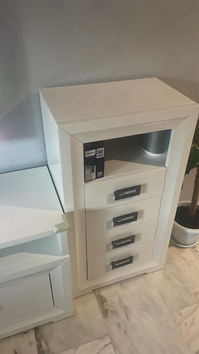 Mueble modular blanco con cajones y vitrina