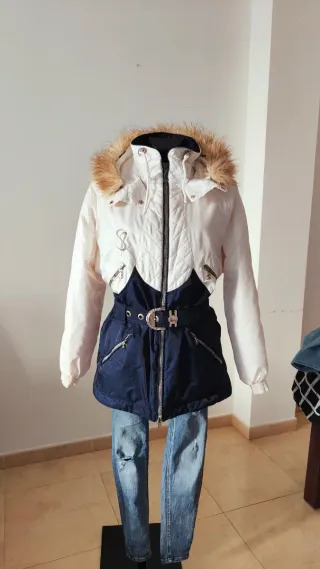 Anorak blanco y azul con capucha