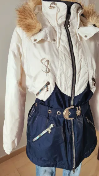 Anorak blanco y azul con capucha