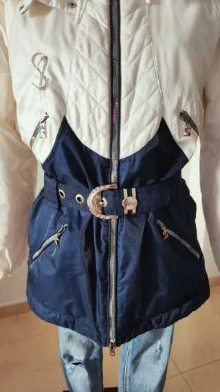 Anorak blanco y azul con capucha