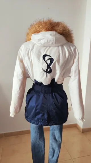 Anorak blanco y azul con capucha