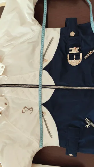 Anorak blanco y azul con capucha