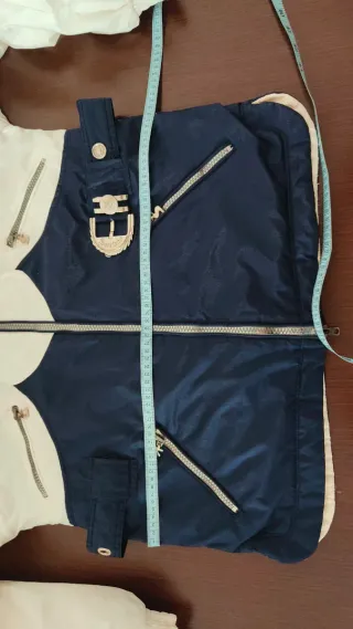 Anorak blanco y azul con capucha