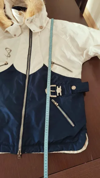 Anorak blanco y azul con capucha