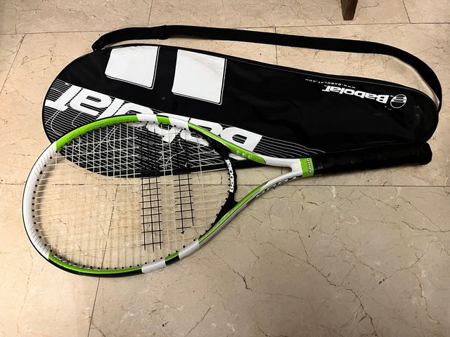 Raqueta de tenis Babolat con funda