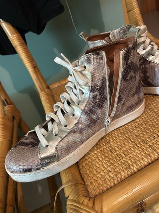 Scarpe sneakers grigie e argento