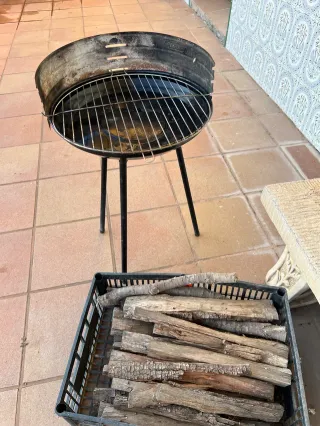 Barbecue in metallo in buone condizioni + cesta di legna