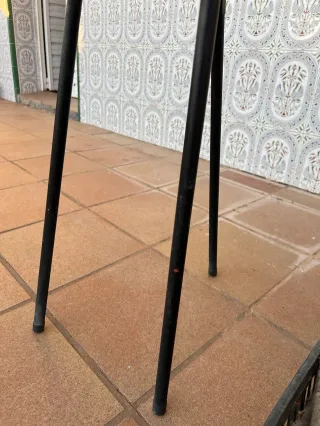 Barbecue in metallo in buone condizioni + cesta di legna