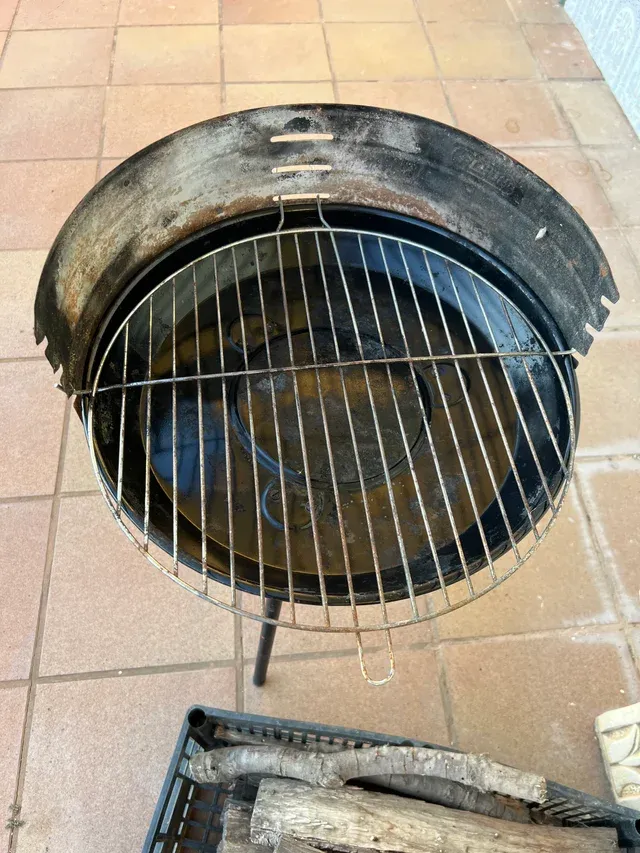 Barbecue in metallo in buone condizioni + cesta di legna