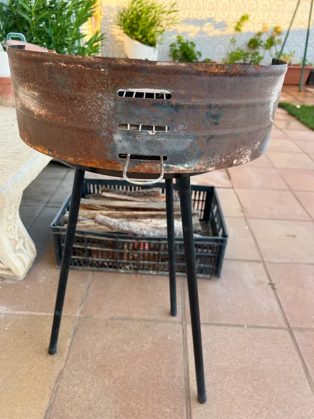 Barbecue in metallo in buone condizioni + cesta di legna