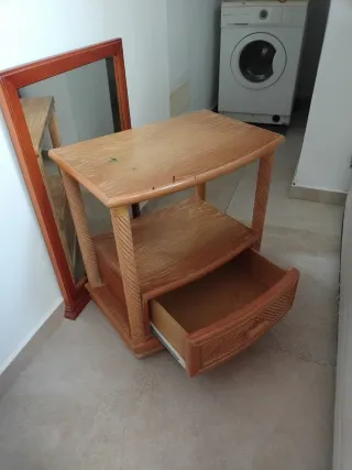 Mesita auxiliar de madera con ruedas