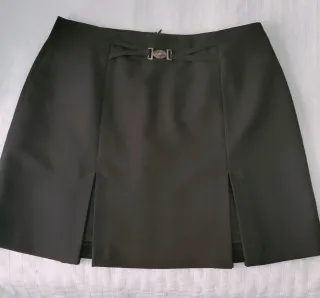 Falda corta negra con detalle