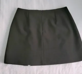 Falda corta negra con detalle