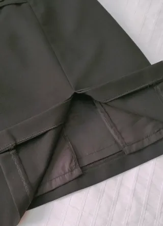 Falda corta negra con detalle