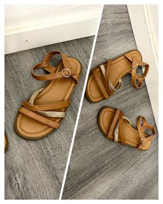 Sandalias planas marrones cruzadas.