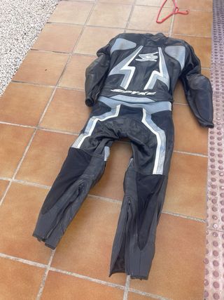 Mono de moto cuero negro y blanco