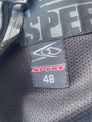 Mono de moto cuero negro y blanco