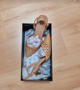 Sandalias tacón veige con tiras y calados