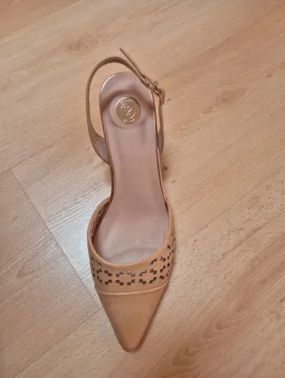 Sandalias tacón veige con tiras y calados