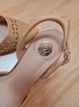 Sandalias tacón veige con tiras y calados