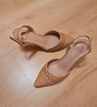 Sandalias tacón veige con tiras y calados