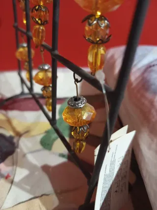 Candelabro de forja con adornos de cristal