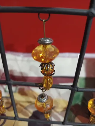 Candelabro de forja con adornos de cristal