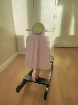 Moto Vespa balancín infantil rosa