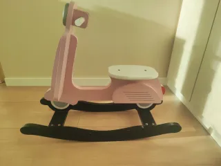 Moto Vespa balancín infantil rosa