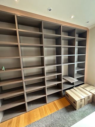 Librería modular en ángulo