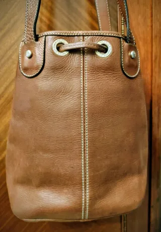 Bolso de cuero marrón auténtico