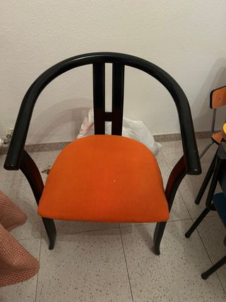 Sillón de madera lacado negro y naranja