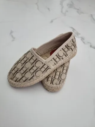 Zapatos planos Carolina Herrera CH beige/marrón