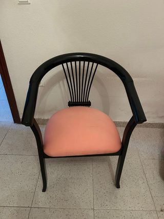 Sillón negro lacado con asiento rosa