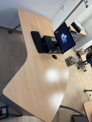 Mesa de oficina con sillas