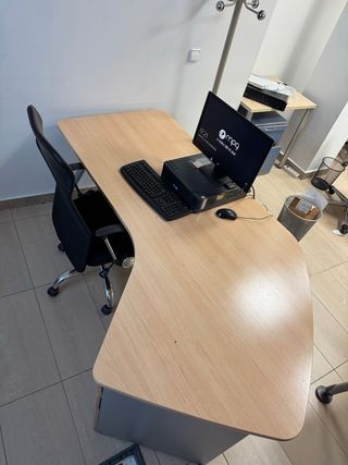 Mesa de oficina con sillas