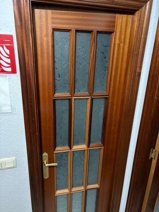 Puerta madera con cristal