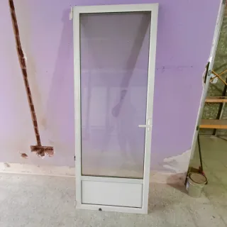 Puerta de aluminio con cristal